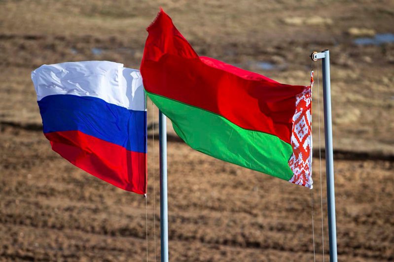 俄国盟邦白俄罗斯4日突然展开军演，两国2月曾联合军演，图为飘扬在演习场地上的两国国旗。欧新社(photo:UDN)