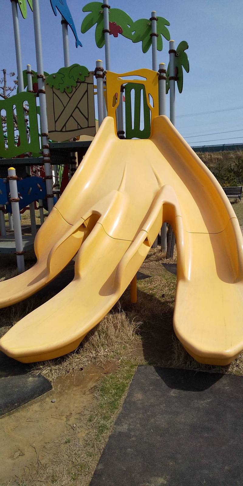 日本1名母亲指出，公园「香蕉滑梯」暗藏危险，一旦小朋友滑下时犹豫不决，胯下就会撞向分隔位置。「KinokinoTwins」Twitter图片(photo:UDN)