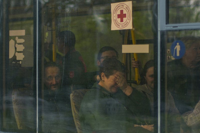 联合国及红十字国际委员会（ICRC）与俄国、乌克兰政府协商，谈成短暂停火，好让上百名平民撤离亚速钢铁厂，齐布成科一家就在第一批撤出的群众之中。美联社(photo:UDN)