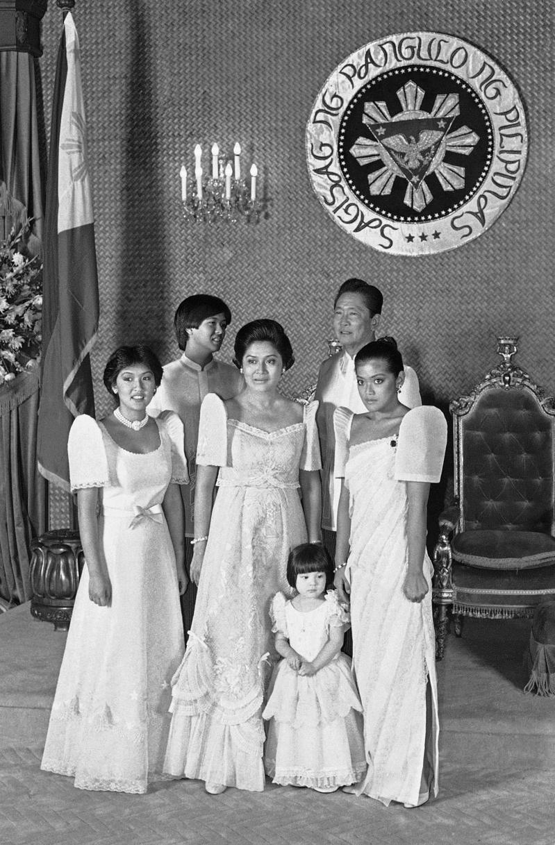 老马可仕（后排右）1981年以舞弊方式赢得总统大选，6月30日就职后拍摄官方全家福。后排左为马可仕，前排左二为伊美黛，前排左一与右一是老马可仕的女儿，前排右二是领养的女儿。（美联社）(photo:UDN)