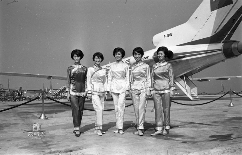 中華航空公司新式客機「波音」七二七型試飛典禮，五位空中小姐穿著繡花短襖長褲的新制服，在新機艙口接待來賓。日期：1967-3-30。攝影：王萬武。來源：聯合報