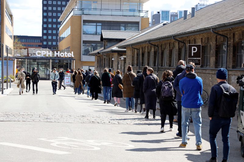 图为哥本哈根一处新冠抗原检测站，许多人正排队等待做筛检。    路透(photo:UDN)