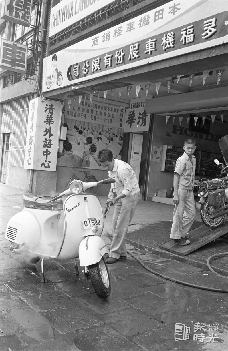 圖說：台北街景。來源：聯合報。攝影：陳明輝。日期：1962/12/30
