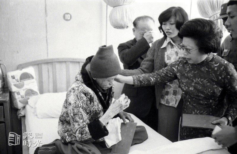 掙脫共黨獲救的越南難民，由高雄轉到澎湖安置，並送至海軍基地醫院作身體檢查及療養。圖為越南難民激動落淚。日期：1979/01/01。攝影：高鍵助 。來源：聯合報 