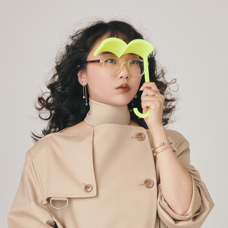 藤原麻里菜有许多无厘头发明，此图为「眼镜专用雨伞」，是她着名的发明之一。图撷自(photo:UDN)