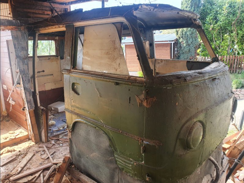 一位外国网友在拆除老旧别墅时，意外发现房子内居然藏了一台厢型车。图撷取自(photo:UDN)