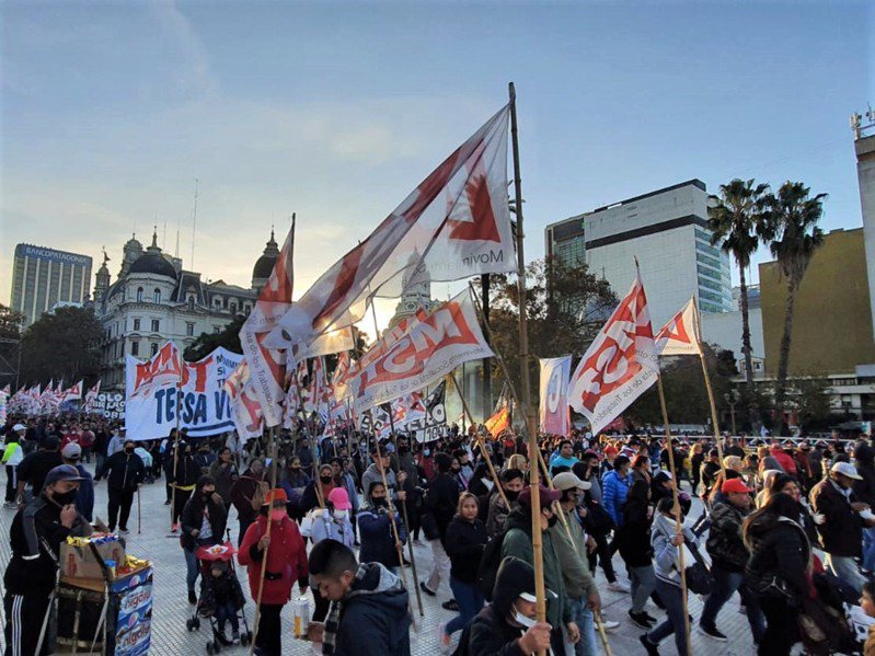 在阿根廷全国各地两天游行后，15万名示威民众12日齐聚总统府广场要求提高工资及获得工作机会。中央社(photo:UDN)