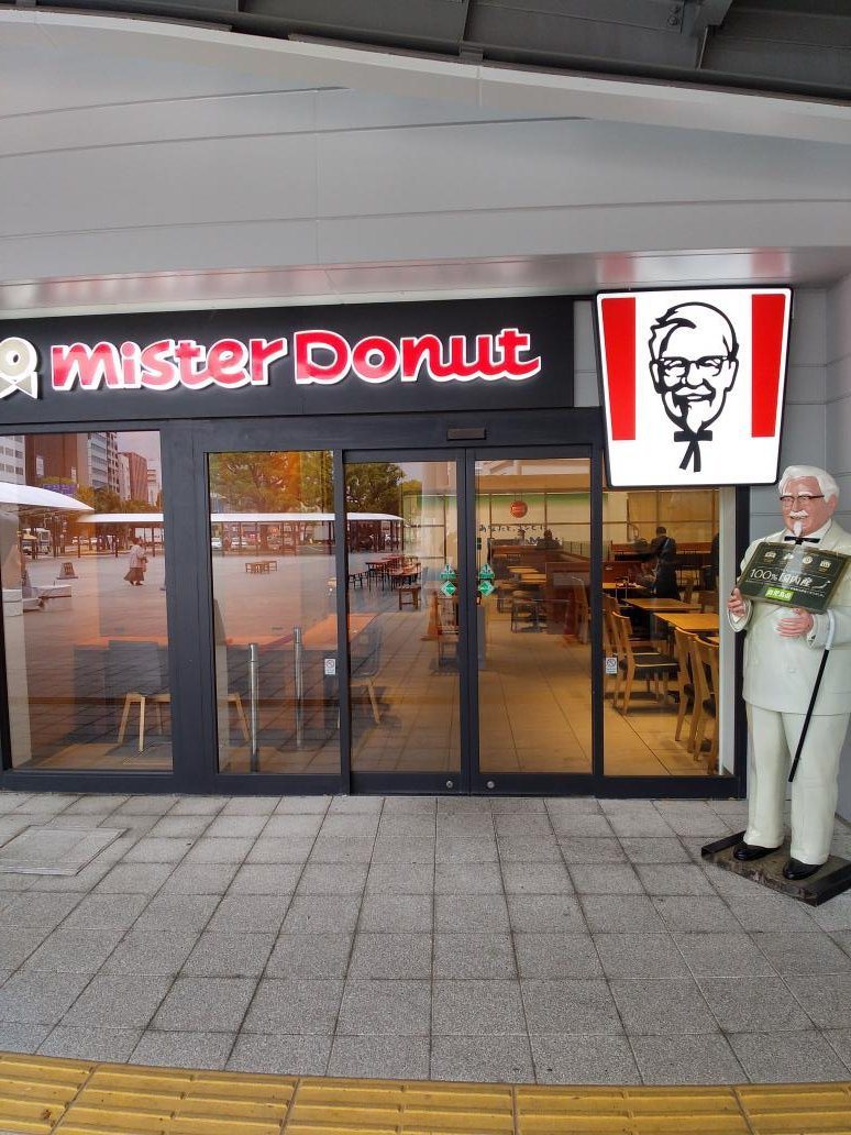 九州宮崎一家店面同時掛著Mister Donut和肯德基的招牌，讓人分不清楚到底賣什麼。圖擷取自twitter