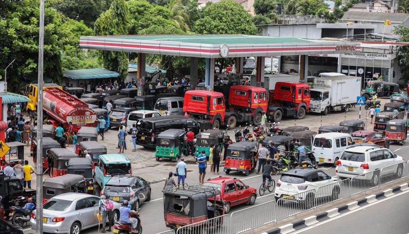 斯里兰卡燃料严重短缺，首都可伦坡一处加油站16日挤满等待加油的各式车辆。（欧新社）(photo:UDN)