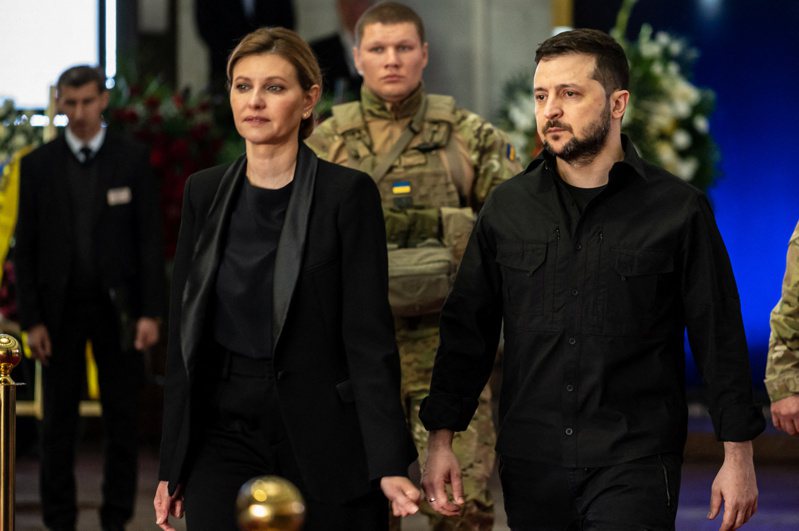 乌克兰总统泽伦斯基夫妇17日在基辅参加乌克兰首位总统克拉夫丘克的丧礼，是俄乌战争爆发近三个月来，夫妻首度一起现身。（路透）(photo:UDN)