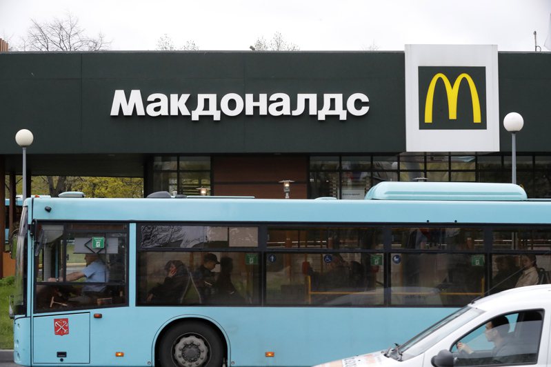 麥當勞16日宣布永久撤出俄國，俄國民眾17日在少數仍營業的麥當勞門市排隊，搶購可能是最後一個大麥克。圖為聖彼得堡一家未營業的門市。（歐新社）