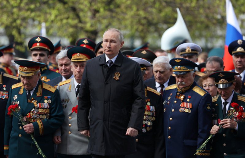 俄罗斯总统普亭于9日胜利日阅兵式后参加在克林姆林宫墙外无名烈士墓举行的献花仪式。欧新社(photo:UDN)