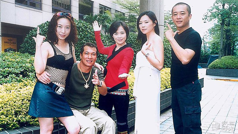 圖說：黃仲崑(左二)在「台灣霹靂火」中戲分吃重。日期：2002/09/01。來源：星報。記者：徐輔