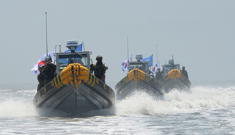 南韩陆战队与海军船只2016年在江华岛周边中立水域打击大陆非法捕鱼。（美联社）(photo:UDN)