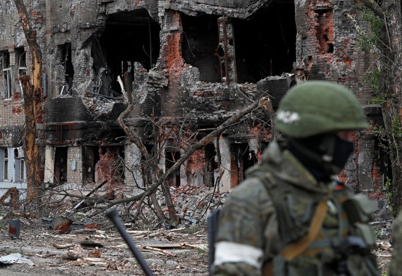 迹象显示，俄国可能正设法为挥军乌克兰招募更多兵力。 图为一名俄罗斯军人在亚速钢铁厂周边排雷。 路透社(photo:UDN)