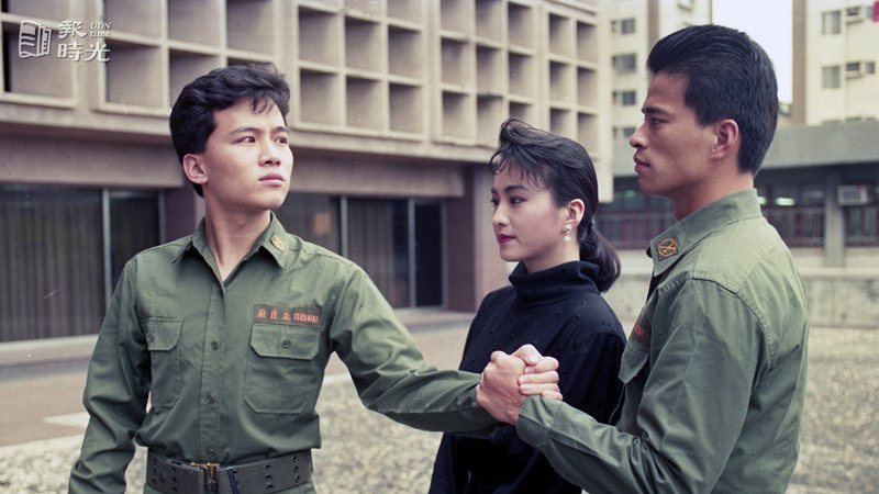 圖說：華視「大兵日記」劇中演員孫鵬（左）、李興文（右）等。來源：聯合報。攝影：王宏光。日期：1990/05/04