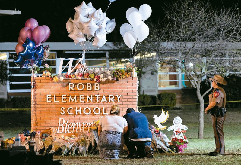 德州小学枪击惨案造成十九名学童及两名老师死亡，图为民众在校门口放置花圈致哀。（路透）(photo:UDN)