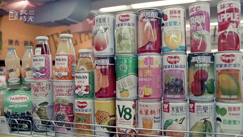 圖說：超市陳列的罐裝飲料。來源：聯合報。日期：1988/1/4。攝影：王贊元。