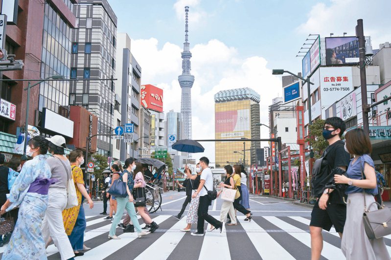 日本將從6月10日起開放部分外國旅行團遊客入境，逐步解除已經實施兩年的防疫入境觀光禁令。美聯社