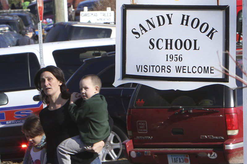 2012年12月14日，美国康乃狄克州珊迪虎克小学遭20岁男子蓝札闯入滥射，造成26名师生死亡，案发后惊慌的家长赶到学校接走孩子。美联社(photo:UDN)