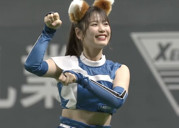 火腿啦啦隊的「狐狸舞」近來在日本棒球圈爆紅。圖擷取自twitter