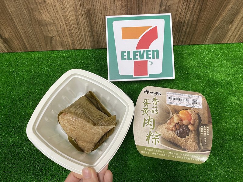 今年7-ELEVEN首創開發「免沾手肉粽」。統一超／提供