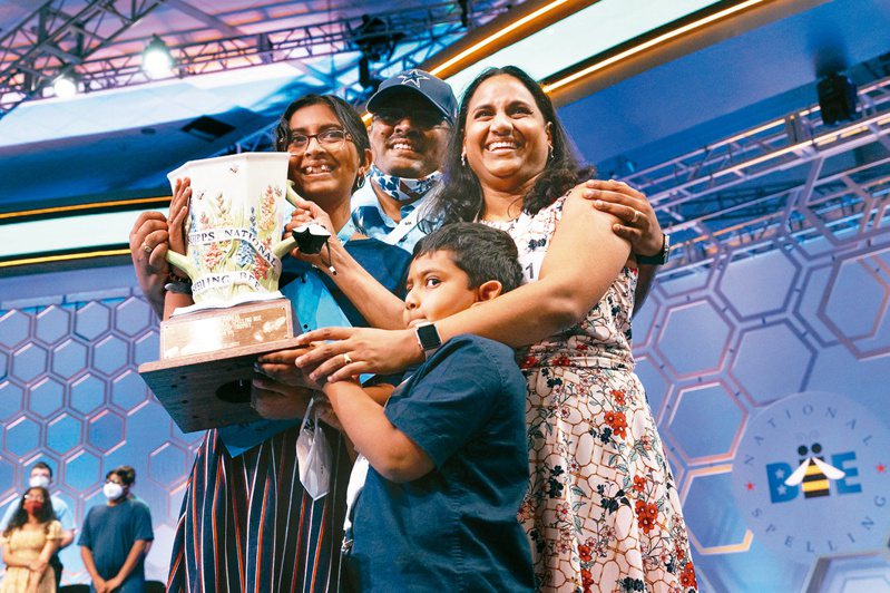哈里妮．洛根（左）勇夺全美年度拼字比赛冠军。（美联社）(photo:UDN)