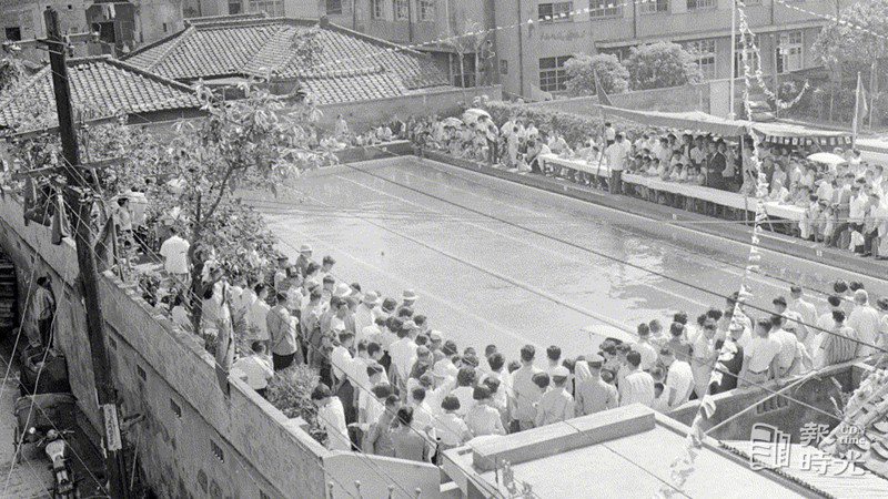 圖說：臺北大橋開始行人道整修工程。座落在臺北市府後門外的市立建成女子游泳池開幕，會場一隅。日期：1960/6/15。攝影：陳維在。來源：聯合報 