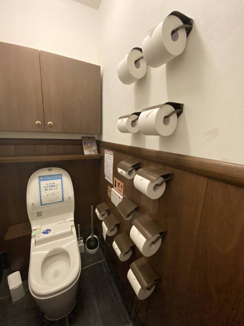 日本网友推开一兰拉面的厕所门后，发现墙上竟然挂有5排卫生纸架，一共12卷。图／Twitter@Nyau_neko316(photo:UDN)