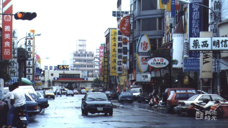 圖說：平時熱鬧滾滾的斗六火車站前商圈，在風雨中顯得相當冷清，商店紛紛關上鐵門放一天颱風假。來源：聯合報。攝影：段鴻裕。日期：1996/7/31
 

