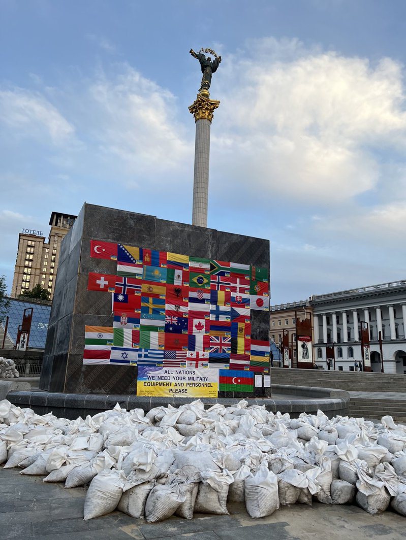 中华民国国旗挂在基辅独立广场一面石墙上。 图撷自(photo:UDN)
