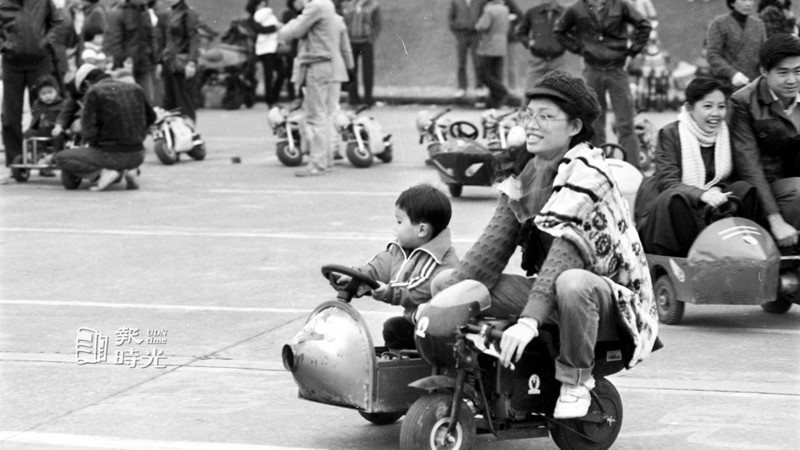 台北市青年公園堤外道，舉辦迷你機械車供民眾遊玩。日期：1985-04-05。攝影：林建榮。來源：聯合報