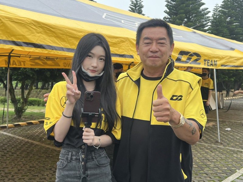 台灣賽車教父廖老大與漂亮車模合影，他還特別介紹說，這不是他女兒，是他兒子廖洋的女友。記者蔡家蓁／攝影