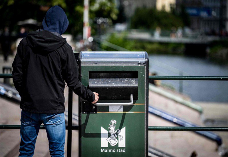 瑞典城市马尔默（Malmo）为了鼓励市民把垃圾丢进垃圾桶，减少随手乱扔垃圾的不文明行为，竟突发奇想，设置会说「情色话（dirty talk）」的垃圾桶，引发外界热议。法新社(photo:UDN)