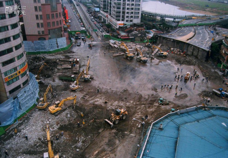 圖說：橋樑台北市政府新工處已拆除正氣橋高架主體結構。來源：攝影中心。攝影：吳景騰。日期：1999/02/21
