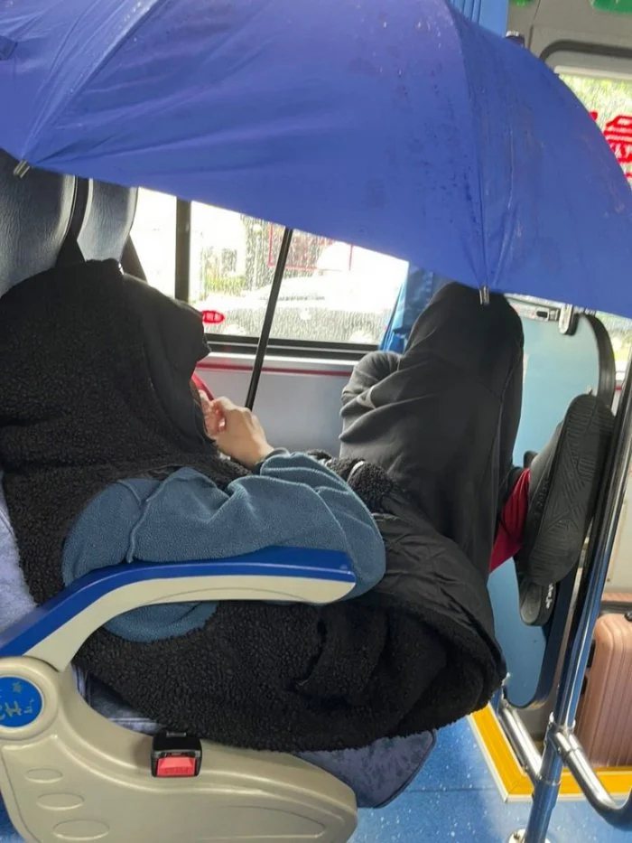 原PO搭公車遇到旁邊乘客在車上撐著傘，讓他十分傻眼，完全無法理解對方在想什麼。圖擷自Dcard