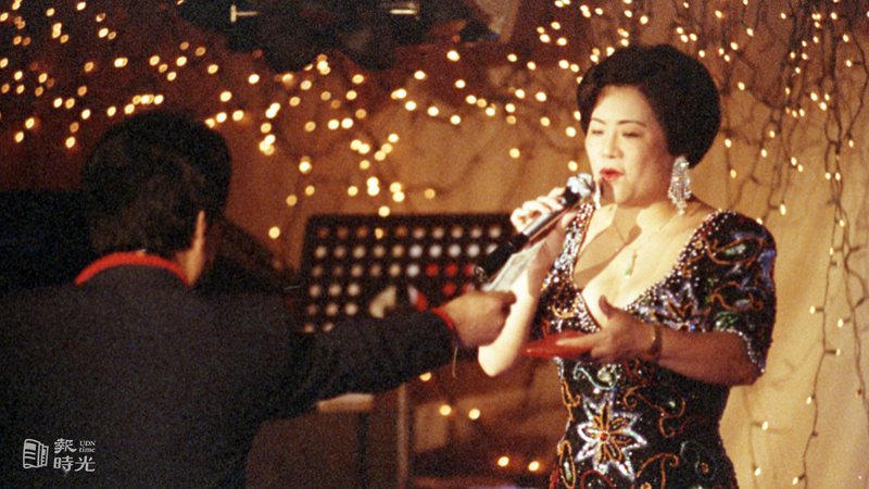 西門紅包場歌廳，客人在歌星演唱歌曲後，上台發給歌星一個紅包。圖／聯合報系資料照(1992/10/27  洪克紀攝影)