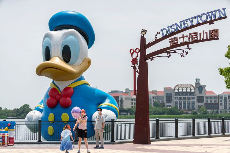 迪士尼（Disney）宣布要带口袋够深的75名超级粉丝环游世界，在24天内玩遍全球12个迪士尼乐园和其他着名历史景点，整趟行程要价将近11万美元（新台币327万元）。 法新社(photo:UDN)