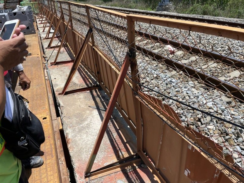 鐵道局台南鐵路地下化工程上午懸掛鋼梁撞到圍牆，擦撞區間車意外。圖／鐵道局南工處提供