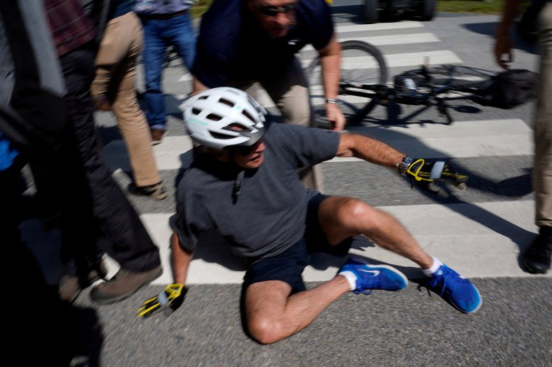 拜登总统十八日早上在德拉瓦州海滨别墅附近骑自行车摔倒，幸未受伤。白宫发出的新闻稿中的影片显示，现年七十九岁的拜登摔倒后被扶起，接着向大家说「我没事」。（路透）(photo:UDN)