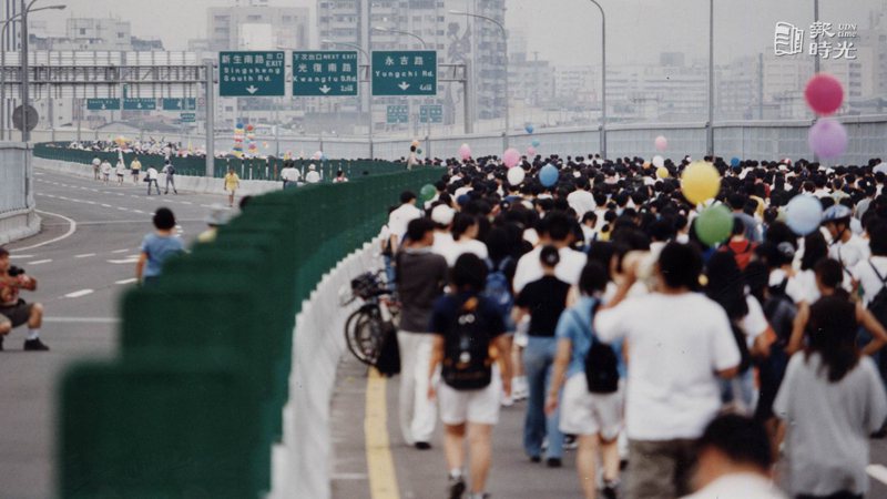 圖說：近萬民眾以散步溜冰騎單車方式慶祝高架段全線通車。來源：聯合報。攝影：楊金嚴。日期：1997/09/07
