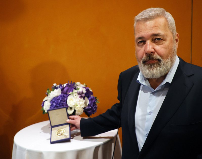 去年诺贝尔和平奖得主之一的俄罗斯独立媒体新报总编辑穆拉托夫，20日为乌克兰难民拍卖他的诺贝尔奖章。欧新社(photo:UDN)