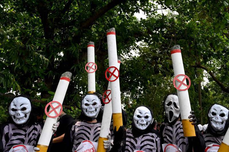 拜登政府将推新政策，大幅降低香菸的尼古丁含量。图为今年5月31日世界无菸日，印度儿童上街头反菸。法新社(photo:UDN)