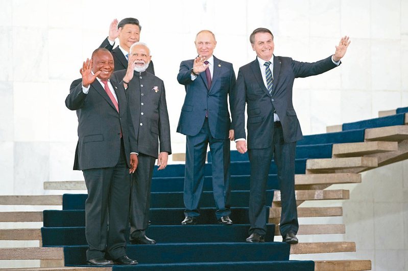 金砖五国峰会虽採视讯进行，仍是俄国总统普亭（右二）重返国际舞台的大好机会。（美联社资料照片）(photo:UDN)