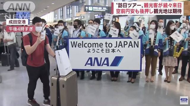 疫情后首个赴日旅行团终于出发前往日本，在香港机场更有日本国家旅游局和航空公司的代表送机。图／截自YouTube@ANNnewsCH(photo:UDN)