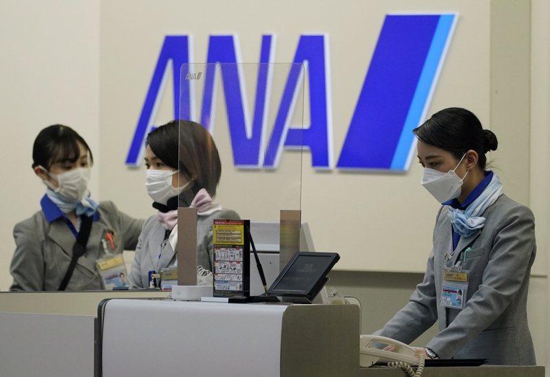 一位日本高中網友在搭乘ANA班機時，意外收到空服員的暖心祝福小禮。示意圖。圖／歐新社資料照
