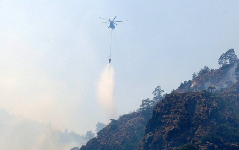土耳其西南海岸麦里斯（Marmaris）大火延烧3天，烧毁4500公顷森林。土国政府今天宣布火势终获控制。内政部长指出，纵火嫌犯承认因家庭纠纷放火烧毁森林。路透社(photo:UDN)