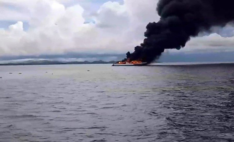 菲律宾中部一艘往返保和省和雷伊泰省的跨海渡轮「玛莉克洛伊妈妈」号26日遭大火吞噬，船上的157名乘客与8名船员跳船逃生，这起船难造成一死一失踪，其余人员皆幸运获救。（撷取自推特）(photo:UDN)