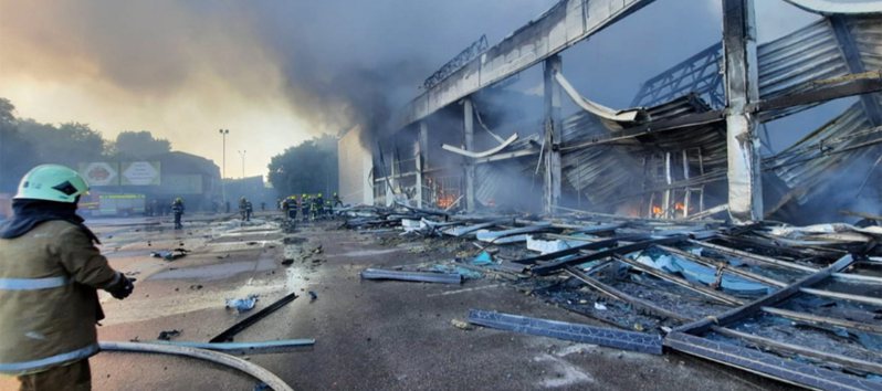 俄罗斯飞弹击中乌国中部城市克列缅丘格（Kremenchuk）一座人潮拥挤的购物中心，已知至少2死20伤。 欧新社(photo:UDN)