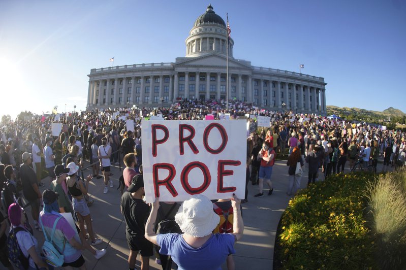 挺堕胎权者在盐湖城的犹他州议会前面示威。美联社(photo:UDN)